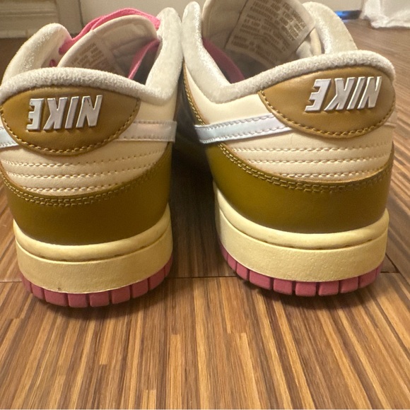 Nike Dunk Low SE - Bronzine, Coconut Milk & Playful Pink - 7.5 - Picture 4 of 6